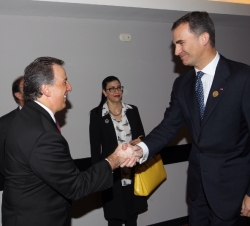 Su Alteza Real el Príncipe de Asturias recibe el saludo del secretario de Relaciones Exteriores de México , José Antonio Meade Kuribreña, antes de dar